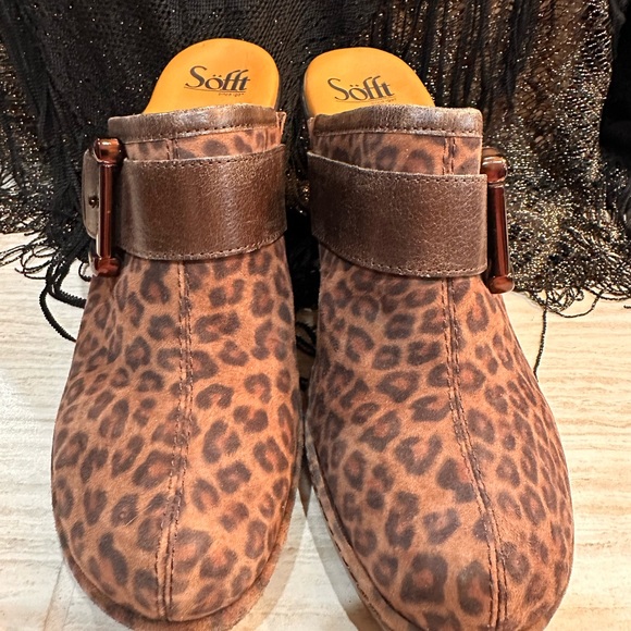 Never worn women’s Sofft choc leopard clog - Picture 3 of 15
